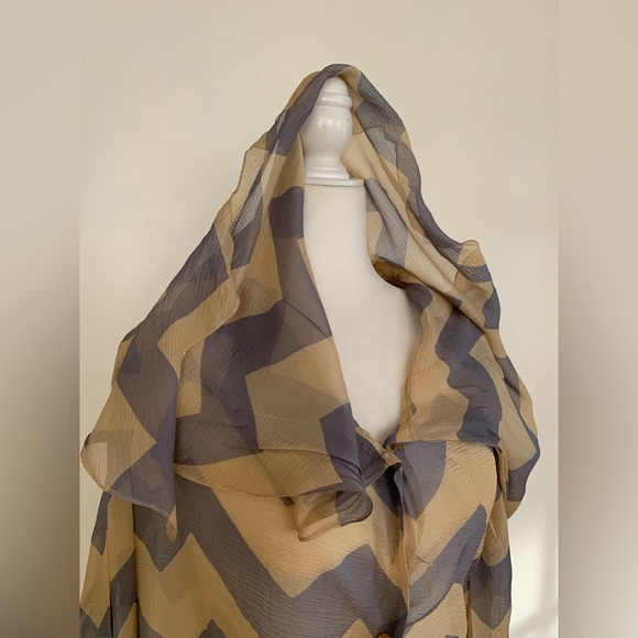 CHANEL
chevron print silk cape style blouse size M
Made in France - Picture 5 of 16